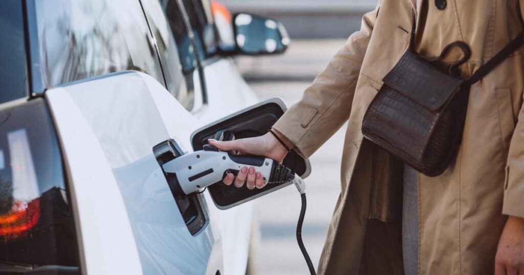 j d vance vs tim walz